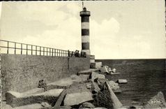 La Nouvelle CPA La jete et le phare (lighthouse)
