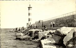 La Nouvelle CPA La jetee et le phare (lighthouse) 