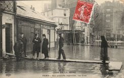 Paris CPA Crue de la Seine Une passerelle improvisee rue GRos