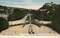 Lourdes CPA the esplanade during the procession of Saint the Sacrament