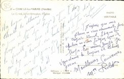 Strassenmetallsumpfe CPA der Kanal mit dem Hintergrund die Kirche