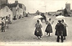 CPA Sande von olonne auf den Kais (Kostumfolklore)
