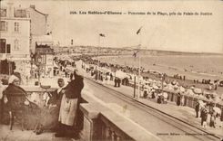 CPA Sande des olonne Panoramas des Strandes genommen von den Gerichten (Folklorekostum)