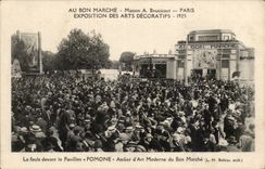CPA Pavillon des Arts Decoratifs 1925 La foule devant le pavillon Pomone atelier d'art moderne du Bon marche
