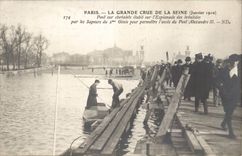 Raw CPA Paris of the Seine 1910 Pont on Rests on the esplanade of Invalides by the sappers of the 2nd genious