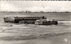 Arromanches les Bains CPA Port de la Liberation Pontons de debarquement et navires echoues