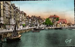 Honfleur CPM le vieux bassin La lieutenance et le quai Sainte Catherine