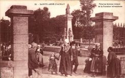 Sainte Anne d' Auray CPA Breton Pilgrims coming from the miraculous fountain