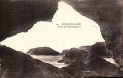 Beautiful Isle at sea CPA Cave of the pharmacy