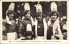 Guilvinec CPA Details of costumes girls