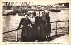 Concarneau CPA While waiting for the re-entry of the Sardinieres boats on the dam