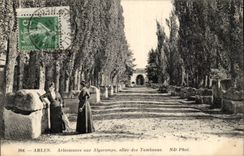 Arles CPA Arlesiennes in Alyscamps gone of the tombs