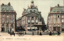 Bordeaux - the Place of Borse - Fountain - dotted with people and horse - CPA