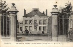 Troyes CPA Entering of the old pension Large St Bernard Nouvelle barracks