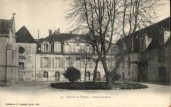 TRoyes CPA Eveche interior Court