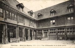 TRoyes CPA Hotel of Mauroy Overall picture of the court pavee