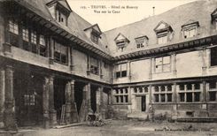 TRoyes CPA Hotel of Mauroy Seen on the court
