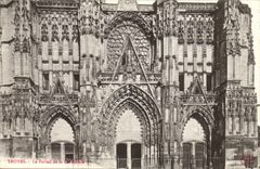 TRoyes CPA the gate of the cathedral