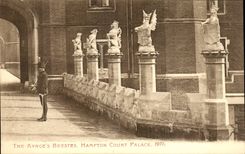 The United Kingdom Great Britain CPA the Kynge' S beestes Hampton Court de luxe hotel