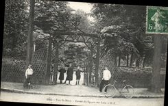 CPA Park Saint Maur Entering of the public garden of lakes (bicycle cyclists)