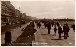 Grande Bretagne Great Britain CPA New parade Looking East Hastings
