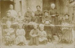 Real photo Enfants and women bending with the sewing machine TOP (trades folklore)