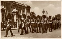 England - England - London - London Changing The Guard - Buckingham Palace - CPA