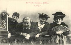 CPA Fantaisie humour La famille Durand au theatre Un passage gai