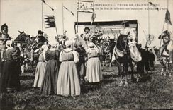 Compiegne CPA Partys von Jeanne der Bogen Freifrauen des Marktes der einen Blumenstrauss anbietet hat Jeanne des Bogens