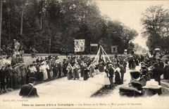 CPA Compiegne Damen des Nini vermarkten das Tragen der Fahne