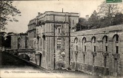 Interior Vincennes CPA of the fort and the pits