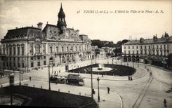 CPA Tours L'hotel de ville et la place
