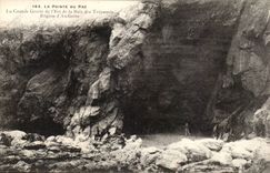 LA Pointe du Raz CPA La grande grotte de l4est de la baie des Trepasses Region d'Audierne