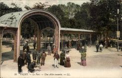 Vichy - Le parc - Une Allee couverte - CPA 
