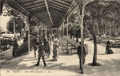 Vichy - Une Allee Couverte - CPA 