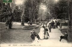 Vichy - Une Allee au Nouveau parc - CPA 