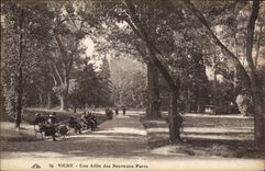 Vichy - Une Allee des Nouveaux Parcs - CPA 