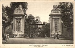 The United Kingdom the United Kingdom CPA Hampton Court De luxe hotel Lion spoil