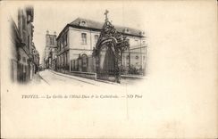 Troyes CPA the grid of the hotel God and the cathedral