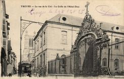 Troyes - the Street of the ISCED - the Grid of the Hotel God - CPA