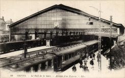 Troyes CPA the hall of the station Arrival of an express train (train)