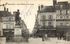 Montargis CPA Places Mirabeau and street Doree