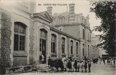 CPA Crepy in Valois the re-entry of the classes of the school of the boys