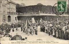 Compiegne CPA Festivals in der Ehre von Jeanne des Bogens losten von den historischen Prozessionsdamen des Marktes und ihrer Fahne auf