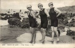 Sea bathings three Graces CPA Bather (woman folklore costume)