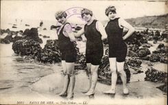Sea bathings Three Graces CPA Bather (woman folklore costume)