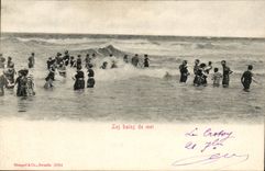 Sea bathings CPA Bather (woman folklore costume)
