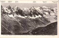 CPA Chamonix Mont Blanc La chaine des Aiguilles et le Mont Blanc vus de la Flegere