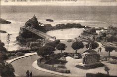 Biarritz - Monument aux Morts et le Rocher de la Vierge - - CPA 