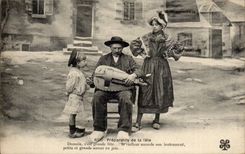 Folklore - Costumes - Preparations of the Festival - Guitar - Instrument - Music - CPA